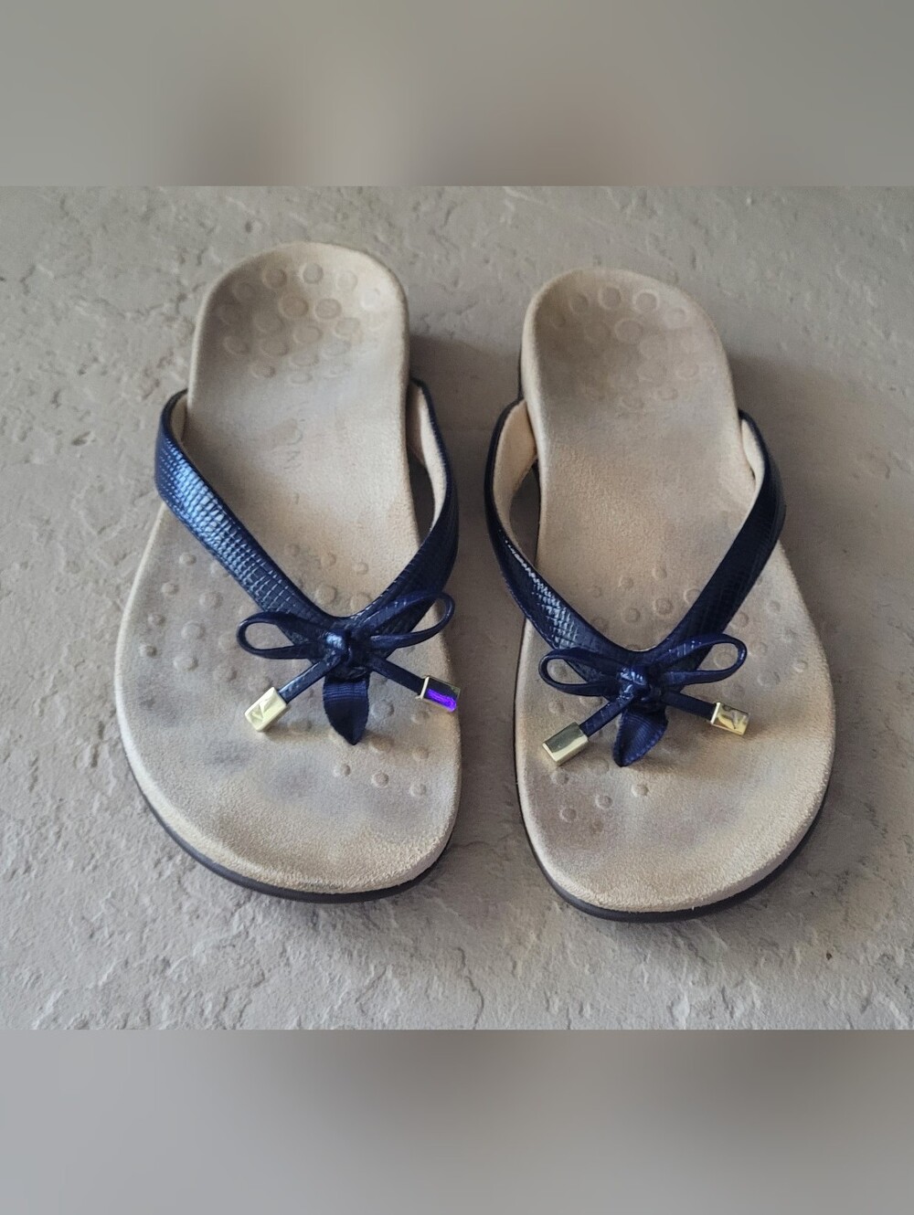Size 6 Vionic Rest Bella Toe Post Black Woven Women Sandals